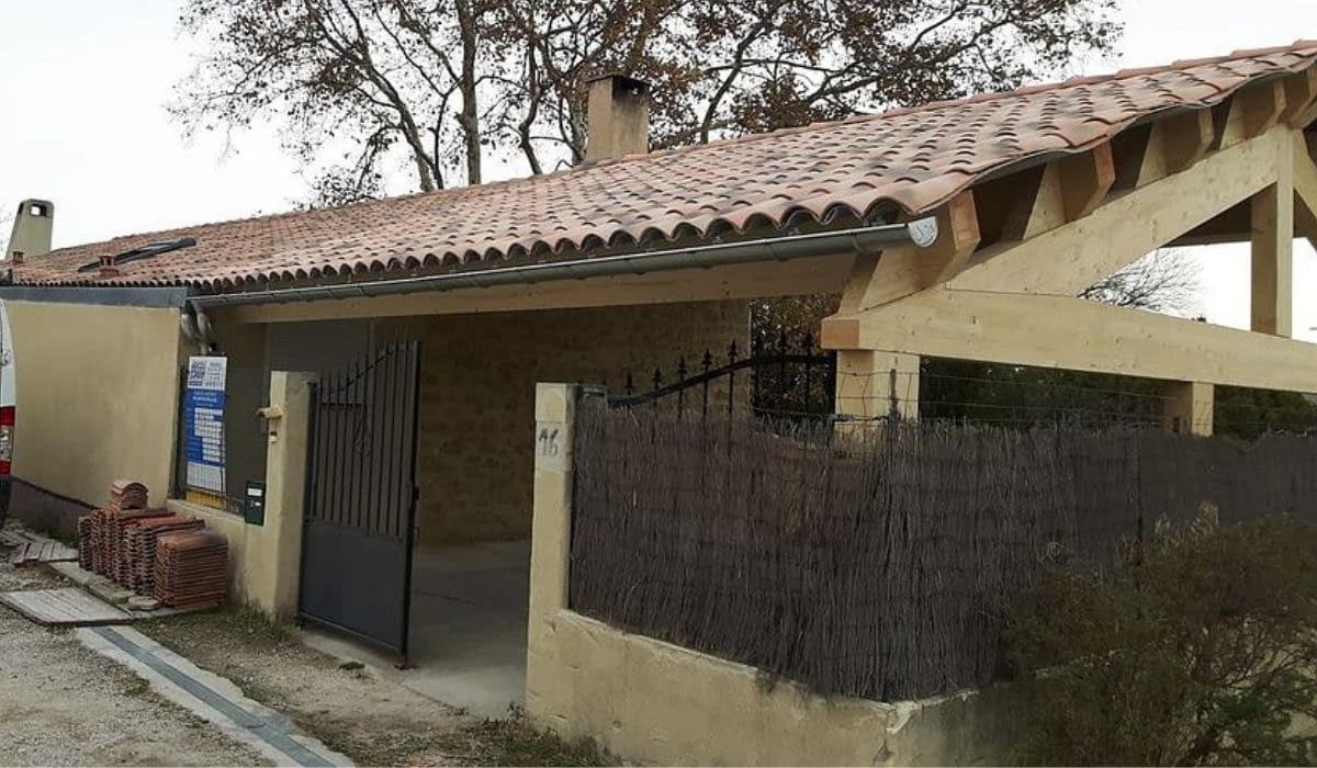 Réalisation de la charpente et de la couverture d’un abri de voiture